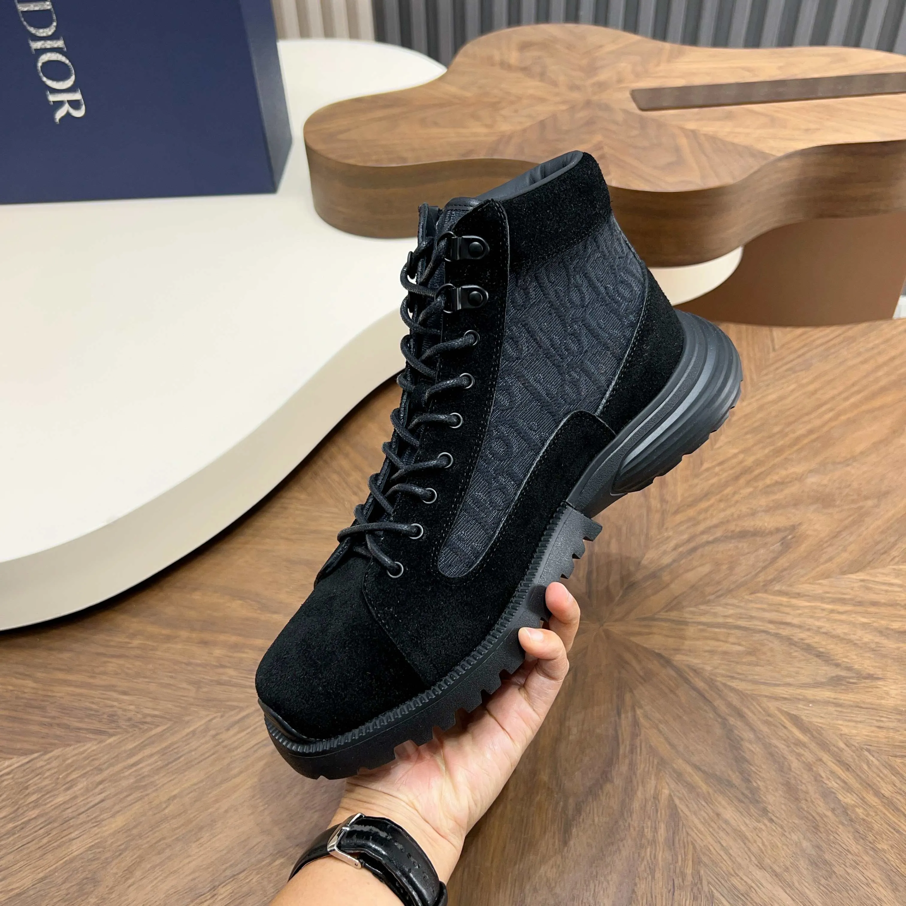 💰860 Dio* - Dior's autumn and winter luxury men's mid-top short boots, purely handmade, both inside and outside are imported first-layer cowhide, high-end quality and exquisite craftsmanship. Original TPU combination outsole. Wear a noble gentleman's taste. The best last type has been carefully debugged. 100% comfort. Size: 38-44 (38-45 can be customized)